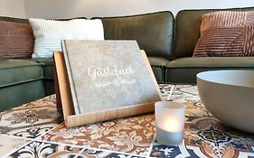 Ferienhaus Blaue Blume mit 11 kW Ladestation, Kamin, Terrasse, eingezäuntem Garten, WLAN, Netflix, Hunde willkommen!